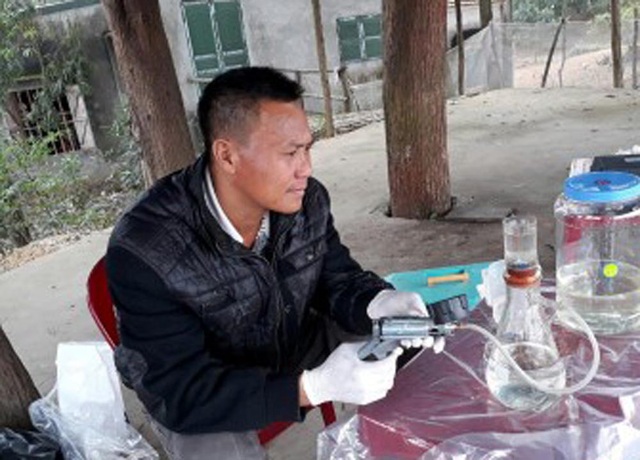 Phát hiện thêm cá thể cùng loài với rùa Hoàn Kiếm ở ngoại thành Hà Nội - 4 Anh Nguyễn Văn Trọng, cán bộ ATP/IMC, đang tiến hành lọc mẫu nước tại hồ để chuẩn bị cho phân tích gen môi trường. Ảnh: Nguyễn Tài Thắng – ATP/IMC.