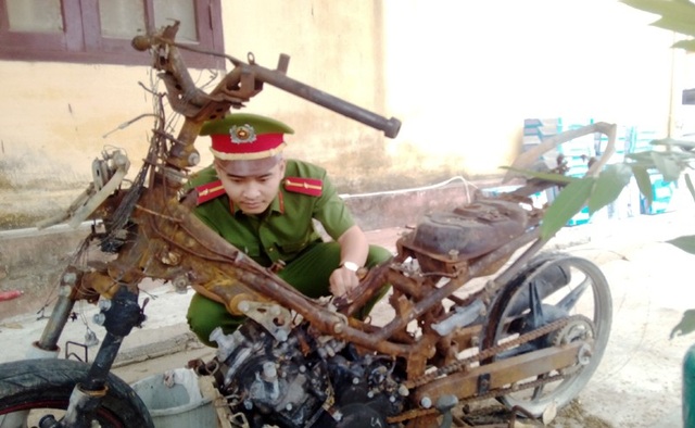 Khởi tố, bắt tạm giam đối tượng đốt xe máy, dọa cho nổ bình gas - 1 Chiếc xe máy bị đối tượng Hà Văn Hùng đốt cháy