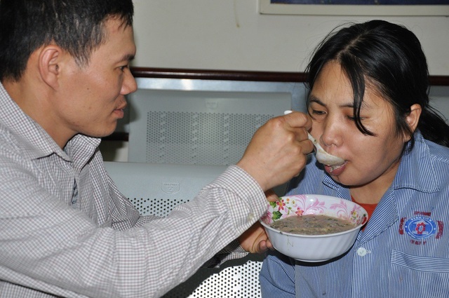 Nghẹn ngào cảnh hai vợ chồng ung thư chăm nhau trong nước mắt - 4 Anh Trung đang điều trị ung thư hạch ở tuyến dưới cũng bỏ lên chăm vợ.