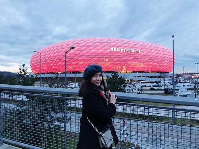 Nữ du học sinh “dành cả thanh xuân” để khám phá các sân bóng nổi tiếng - 2
Linh tại sân Allianz Arena (sân nhà của Bayern Munich - Đức)