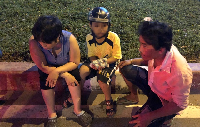 Bé trai 8 tuổi bò ra từ gầm xe ben sau khi bị xe "nuốt gọn" - 3
Hai mẹ con may mắn sống sót sau tai nạn kinh hoàng.