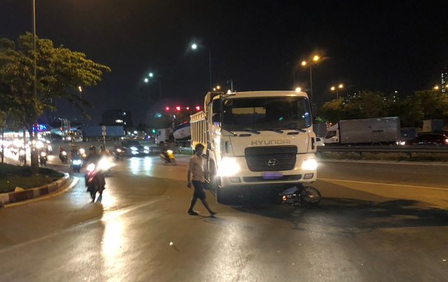 Bé trai 8 tuổi bò ra từ gầm xe ben sau khi bị xe "nuốt gọn" - 1 Bé trai 8 tuổi bò ra từ gầm xe ben sau khi bị xe "nuốt gọn" - 1