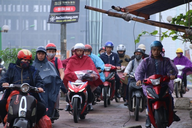 Nhiều tuyến đường Hà Nội ùn ứ do ảnh hưởng thời tiết - 6
Trên hướng đi Tố Hữu - Trung Văn, nhiều xe máy đi ngược chiều, đi lên vỉa hè đoạn ngã ba Văn Khê - Tố Hữu.