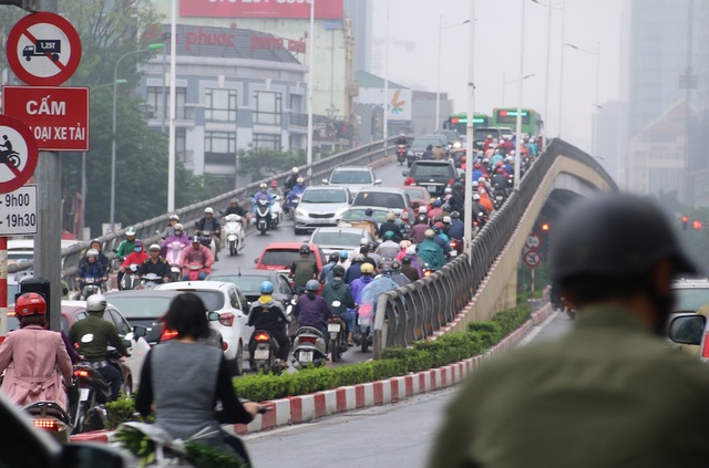 Nhiều tuyến đường Hà Nội ùn ứ do ảnh hưởng thời tiết - 9
Đến 10h, tình trạng ùn ứ mới bắt đầu giảm nhiệt.
