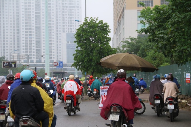 Nhiều tuyến đường Hà Nội ùn ứ do ảnh hưởng thời tiết - 5
Xe máy ồ ạt đi lên vỉa hè đường Tố Hữu.