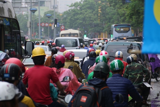 Nhiều tuyến đường Hà Nội ùn ứ do ảnh hưởng thời tiết - 2
Hầu hết ở các nút giao thông trọng điểm đều xảy ra ùn tắc, cả ô tô và xe máy phải đợi vài nhịp đèn tín hiệu mới có thể di chuyển.