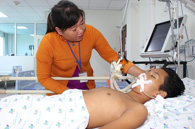 Bé trai thập tử nhất sinh trong cảnh gia đình khánh kiệt - 2 Bà Lệ Thu nghẹn ngào gọi con, nhưng Hữu Trí mê man không có phản ứng