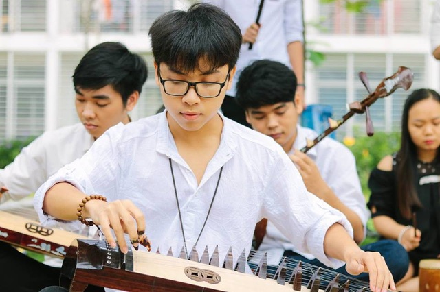 Sinh viên FPT học CNTT nhưng chơi thạo 5 loại nhạc cụ dân tộc - 2
Ngoài giờ học, Đạt tự tìm hiểu cách chơi các loại đàn truyền thống khác và nhờ thầy cô bộ môn Nhạc cụ dân tộc tại ĐH FPT hướng dẫn thêm.
