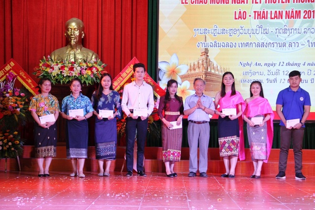 Lưu học sinh Lào - Thái Lan đón Tết cổ truyền trên đất Nghệ - 5 Hội Hữu nghị Việt Nam - Lào tặng học bổng cho các sinh viên có thành tích xuất sắc trong học tập.
