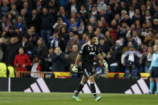 Gianluigi Buffon và cái kết bi kịch của một tượng đài - 2 Người cận vệ già lặng lẽ rời khỏi Bernabeu trong những tràng pháo tay không ngớt của CĐV Real Madrid