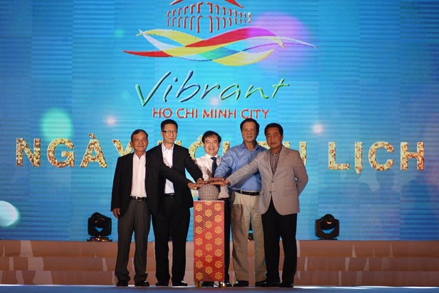 Nhiều chương trình khuyến mại hấp dẫn trong ngày khai mạc Hội chợ du lịch - 1 Lãnh đạo TPHCM và lãnh đạo đầu ngành du lịch cùng nhấn nút khai mạc Ngày hội du lịch năm nay với chủ đề “Khám phá hè 2018”