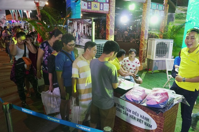Nhiều chương trình khuyến mại hấp dẫn trong ngày khai mạc Hội chợ du lịch - 2 Hàng dài người xếp hàng chờ chinh phục trò chơi lạ của Vietravel