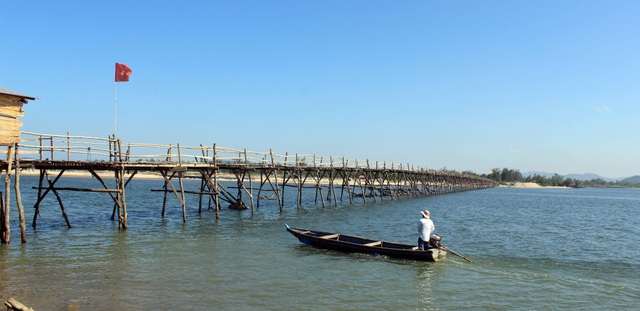 Cây cầu bắc qua sông Bình Bá nối liền các thôn phía bắc xã An Ninh Tây, huyện Tuy An với phường Xuân Đài, thị xã Sông Cầu