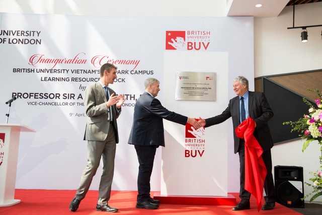Chuyến thăm chính thức của Hiệu trưởng Đại học London mở cơ hội cho sinh viên Việt tiếp cận giáo dục đỉnh cao - 2 Ban cố vấn cấp cao của BUV vinh dự đón tiếp ngài Adrian Smith thăm quan cơ sở mới của BUV tại Ecopark.