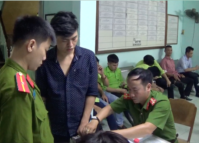 Đưa hơn 130 người ở quán bar về trụ sở công an kiểm tra ma túy - 3 Công an kiểm tra ma túy đối với khách của quán bar