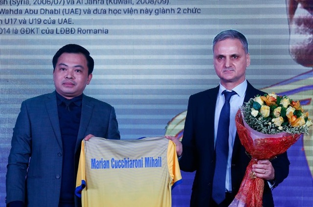 FLC Thanh Hóa lên tiếng vụ HLV ngoại tố bị cầu thủ "lật ghế" - 1
HLV Mihal chia tay CLB FLC Thanh Hóa sau 4 vòng đấu V-League