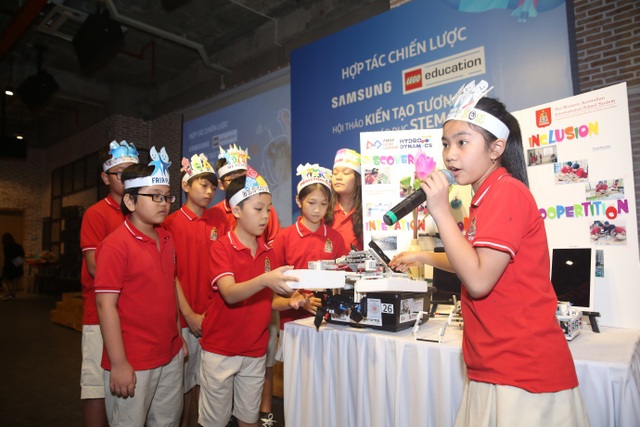 Học viện Stem và ước mơ kiến tạo tương lai - 3 Một trong bốn đại diện Việt Nam tham dự cuộc thi First Lego League tại Hoa Kỳ trình bày ý tưởng về robot lọc rác thải – một dự án đạt giải nhất tại cuộc thi First Lego League Việt Nam