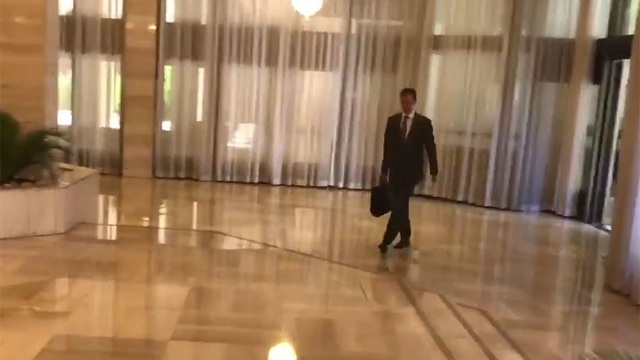 
Ông Assad tới văn phòng làm việc sau cuộc không kích của Mỹ và đồng minh. (Ảnh: RT)
