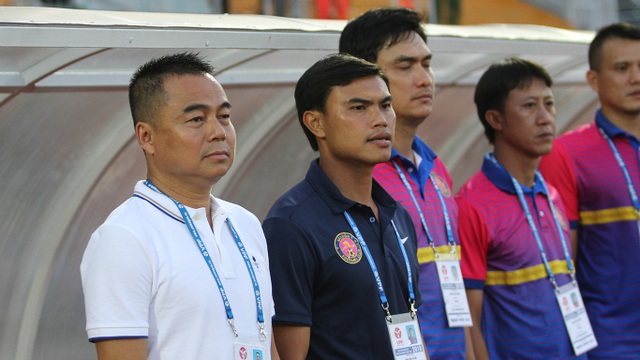 Bầu Đức chưa nói chuyện bỏ V-League với các cầu thủ HA Gia Lai - 3 HLV Phan Văn Tài Em (thứ 2 từ trái sang) hài lòng về chiến thắng của đội nhà trước HA Gia Lai (ảnh: Trọng Vũ)