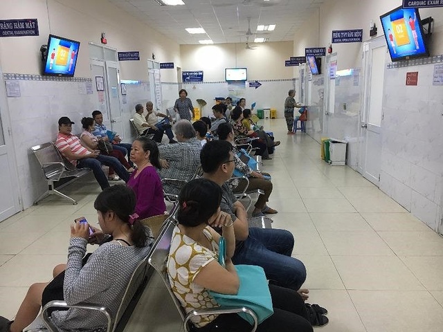 'Coi chừng vì lợi nhuận mà đánh mất tính nhân văn' - 1 Các đại biểu lo lắng bệnh nhân nghèo sẽ thiệt thòi khi tự chủ bệnh viện . Ảnh: HL