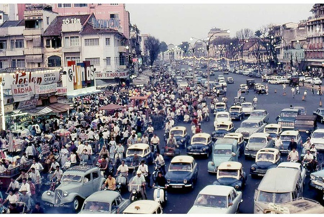 Ngoài đường, khu vực trước chợ Tết Bến Thành, Sài Gòn những năm 1960