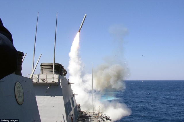 12 tàu chiến Mỹ áp sát Syria - 3
Tàu khu trục USS Porter phóng tên lửa Tomahawk (Ảnh: Getty)