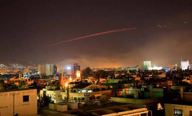 Mỹ và đồng minh dội hơn 100 tên lửa vào Syria - 6
Những vệt sáng trên bầu trời Damascus (Ảnh: AP)