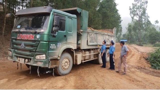 Sở GTVT Nghệ An ra quân dẹp “binh đoàn xe tải” ầm ầm từ đường làng ra quốc lộ! - 3 Yêu cầu chở đúng tải trọng, che đậy mui bạt trước khi tham gia giao thông.