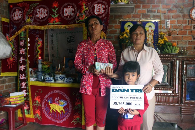 Gần 39 triệu đồng tiếp tục đến với gia đình chị Ngô Thị Kim Phượng - 1 Bà Phạm Thị Phú, Chủ tịch Hội Phụ nữ xã An Cư trao số tiền 38.765.000 đồng cho chị Ngô Thị Kim Phượng