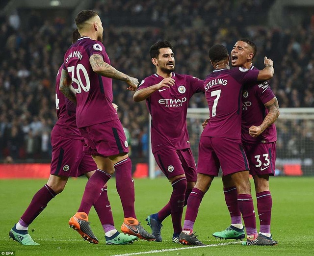 Tottenham 1-3 Man City: Sự trở lại của Guardiola - 1
Jesus (phải) ăn mừng cùng các cầu thủ Man City sau bàn mở tỉ số