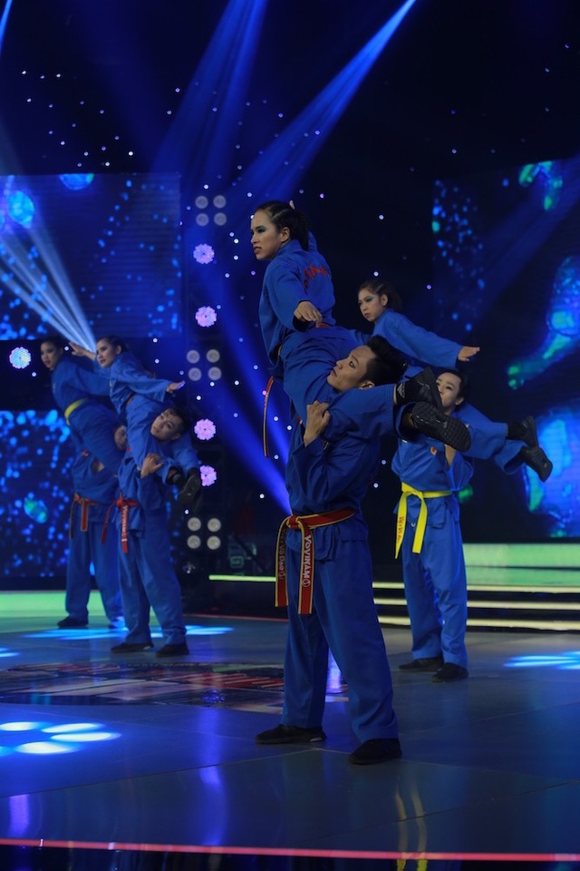 Vân Trang gây sốc khi tung chiêu kẹp cổ thí sinh nam khi làm giám khảo - 5 Với ý tưởng hồi ký, Vovinam 1938 muốn kể cho khán giả câu chuyện về lịch sử hình thành và phất triển của Vovinam trên sân khấu. Nhóm thí sinh kết thúc với màn các thành viên nữ tung chiêu kẹp cổ các thành viên nam khiến cho cả khán phòng hào hứng.