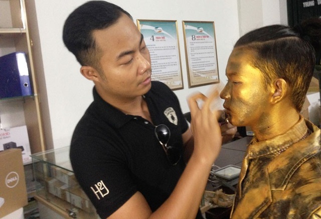 Vui, buồn nghề “nhân tượng” - 1 Công đoạn hóa trang cho “nhân tượng” đòi hỏi rất kỹ càng và tỉ mỉ.