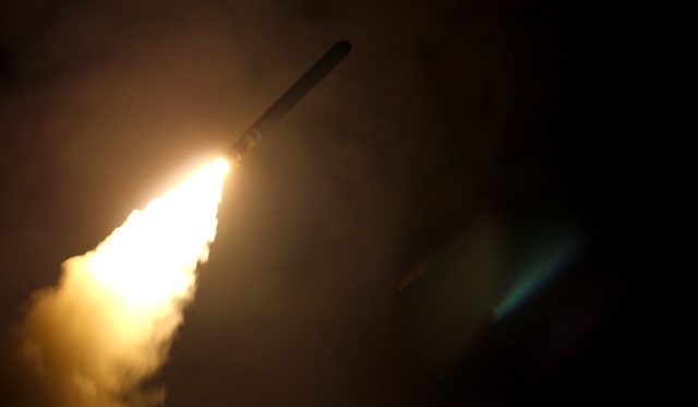Nga cân nhắc cung cấp S-300 cho Syria sau vụ không kích của Mỹ - 1 Tàu sân bay USS Monterey khai hỏa tên lửa Tomahawk tấn công các mục tiêu ở Syria. (Ảnh: AFP)