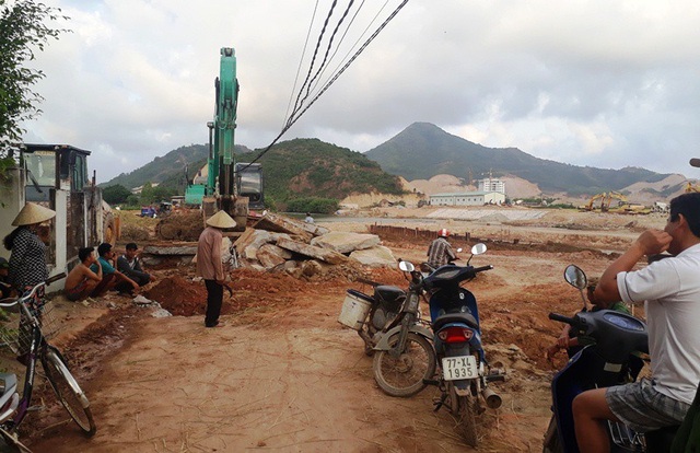Bình Định: Thi công “phá” đường dân sinh, dân bức xúc ngăn cản? - 1
Người dân bức xúc vì đơn vị thi công ngang nhiên đào bới đường dân sinh ảnh hưởng nghiêm trọng đến sinh hoạt người dân.