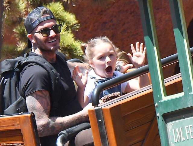 Gia đình Beckham vui vẻ đi chơi ở Disneyland - 2
Cựu danh thủ David Beckham bên con gái cưng Harper, 6 tuổi