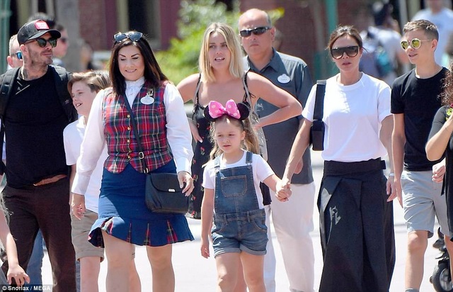 Gia đình Beckham vui vẻ đi chơi ở Disneyland - 3
Gia đình nổi tiếng thu hút sự chú ý của thợ săn ảnh