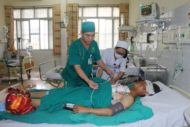 Cứu sống một bệnh nhân vỡ tim do ngã trên đỉnh mỏ đá - 1 Bệnh nhân Hà được đội ngũ y bác sỹ Bệnh viện Đa khoa tỉnh Thanh Hóa cứu sống thần kỳ.