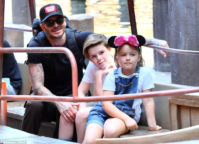 Gia đình Beckham vui vẻ đi chơi ở Disneyland - 7
Hình ảnh ông bố chỉn chu và tận tâm bên 2 con
