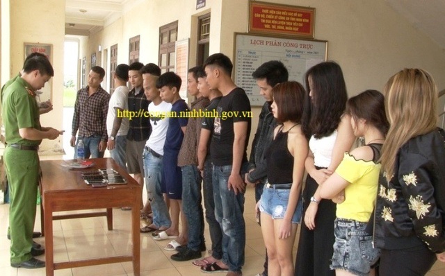 14 nam thanh nữ tú “thác loạn” ma túy trong quán karaoke - 1 14 thanh niên sử dụng ma túy trong quán karaoke bị bắt giữ.