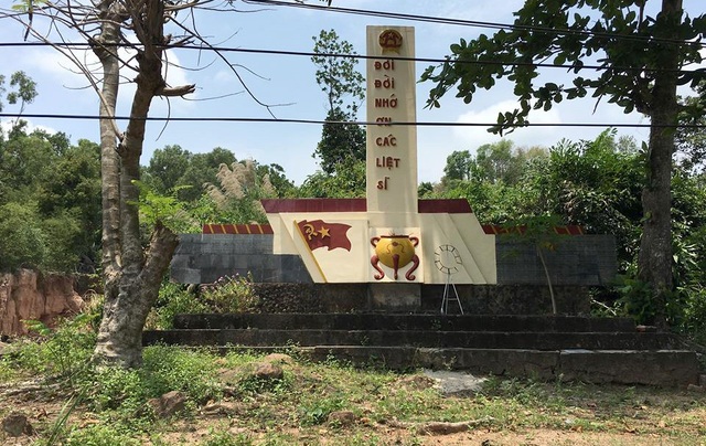 Tượng đài liệt sĩ trên đảo Phú Quốc bị "lãng quên"? - 1
Tượng đài nằm trên tuyến đường huyết mạch Trần Hưng Đạo, sát với trung tâm huyện Phú Quốc và cách UBND xã Dương Tơ chỉ 500m.