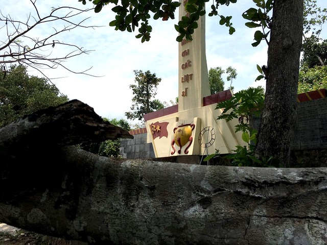Tượng đài liệt sĩ trên đảo Phú Quốc bị "lãng quên"? - 2
Cây đổ ngang, chết khô trong khuôn viên đặt tượng đài.