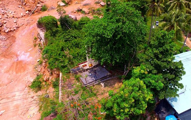 Tượng đài liệt sĩ trên đảo Phú Quốc bị "lãng quên"? - 4
Xung quanh đất đá bị khoét sâu khiến tượng đài có thể bị sạt lở, đổ xuống bất cứ lúc nào.