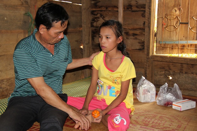 Bị bố mẹ bỏ rơi, bé gái mồ côi đếm ngược chờ ngày chết vì bệnh suy thận - 4 cuộc sống lại tiếp tục đẩy gia cảnh vào thế cùng cực khi Hòa mắc bệnh hiểm nghèo