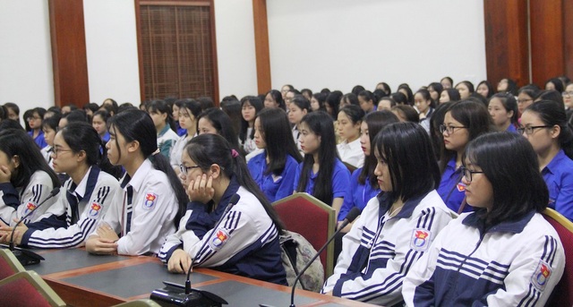 “Nhiều bạn trẻ hiện nay không biết mình thích gì” - 2
Đông đảo nữ sinh tham dự chương trình.