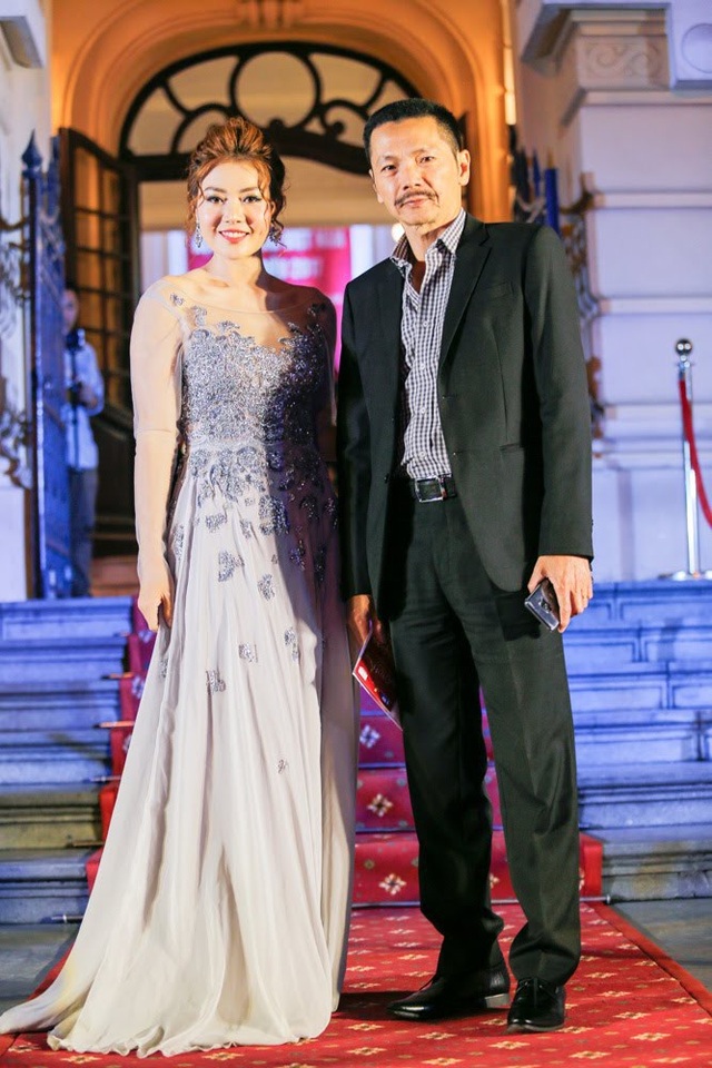 Nhã Phương “đơn độc” trên thảm đỏ, nghẹn ngào khi nhận Cánh diều vàng - 6 NSƯT Trung Anh và diễn viên Thanh Hương có mặt khá sớm tại thảm đỏ. Cả hai tối qua cùng nhận giải Nam/Nữ diễn viên phụ phim truyền hình xuất sắc nhất của bộ phim Người phán xử