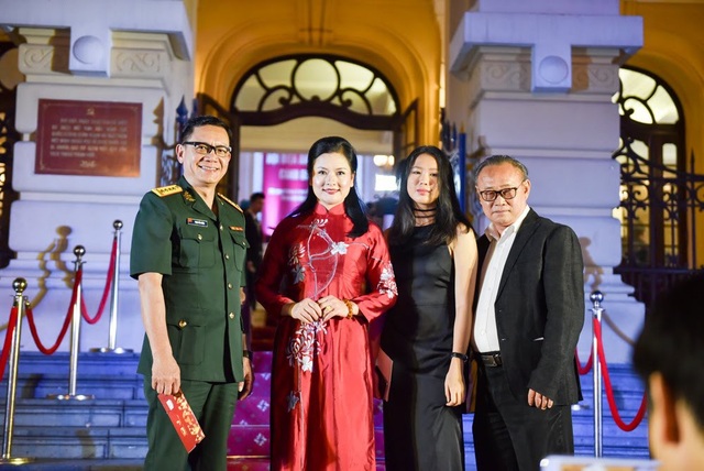 Nhã Phương “đơn độc” trên thảm đỏ, nghẹn ngào khi nhận Cánh diều vàng - 5 Vợ chồng nghệ sĩ Phạm Cường - Thu Quế và ê-kíp phim Vô diện.