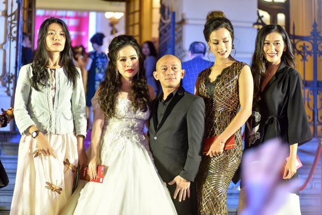 Nhã Phương “đơn độc” trên thảm đỏ, nghẹn ngào khi nhận Cánh diều vàng - 9 Dàn diễn viên phim Thương nhớ ở ai. Nam diễn viên Jimmy Khánh tối qua cũng được trao giải Nam diễn viên phụ phim truyền hình xuất sắc nhất với vai Đột, phim Thương nhớ ở ai.