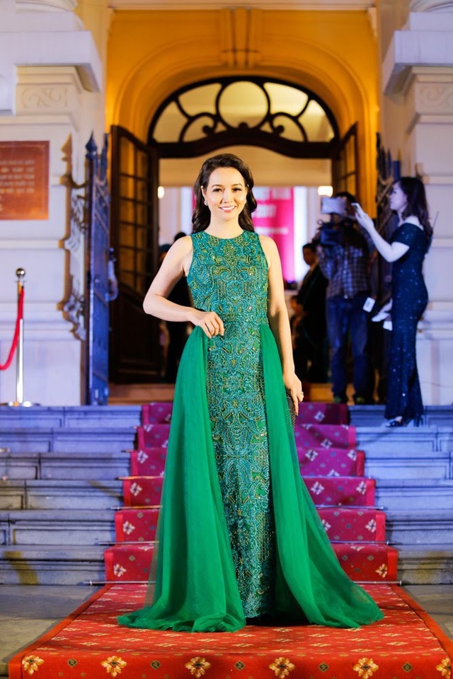 Nhã Phương “đơn độc” trên thảm đỏ, nghẹn ngào khi nhận Cánh diều vàng - 7 Diễn viên Mai Thu Huyền diện chiếc đầm xanh khá nổi bật tại sự kiện. Cô là một trong hai nghệ sĩ được mời lên sân khấu để trao giải Diễn viên trẻ triển vọng và Phim ngắn xuất sắc nhất.