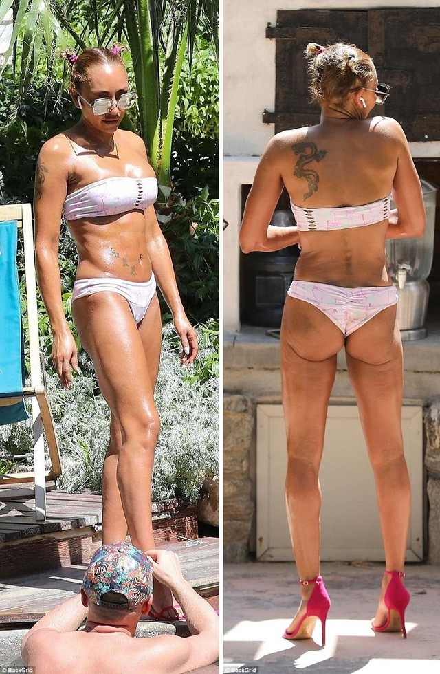 Mel B khoe thân hình cơ bắp sau 3 lần sinh nở - 18
Gần đây, Mel B tiết lộ ý định thực hiện một cuốn tự truyện kể về cuộc hôn nhân 10 năm của cô với Stephen Belafonte.