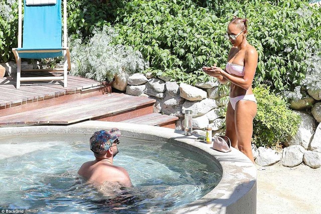Mel B khoe thân hình cơ bắp sau 3 lần sinh nở - 20
Mel B trò chuyện với cậu bạn thân - Gary.